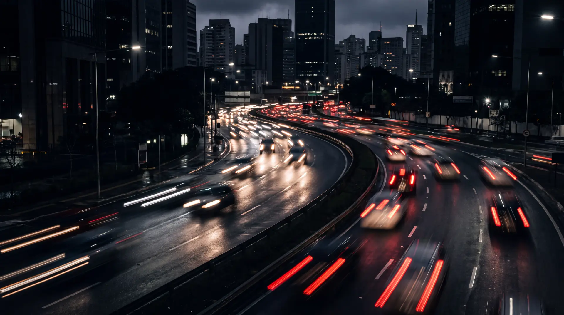 Avenida movimentada à noite