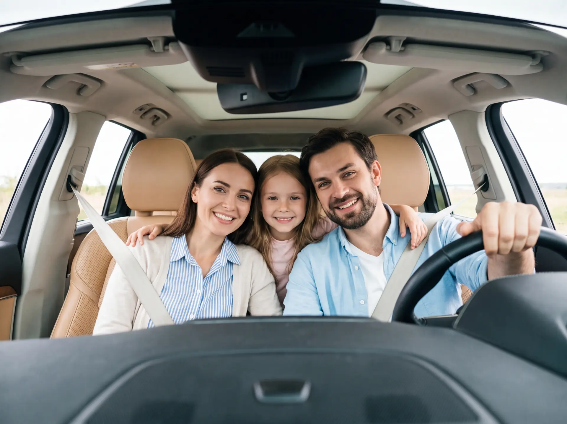 Família dentro do carro sorrindo